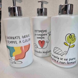 Dosasapone con frase, Nelle giornate grigie, vestiti sempre colori. Non importa se vai piano, l'importante è non fermarsi.